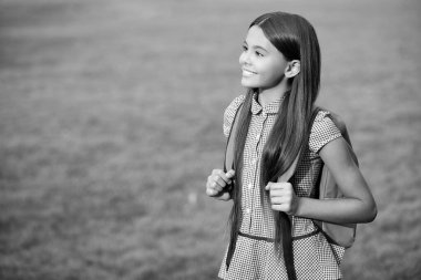 1 Eylül. Ders çalışma zamanı. Bilgi ve eğitim. Okul eğitimi. Öğrenci hayatı. Genç kız okula geri döndü. Bilgi toplama günü. Üniversitede eğitim. Uzay afişini kopyala. Kız öğrenci dışarıda..