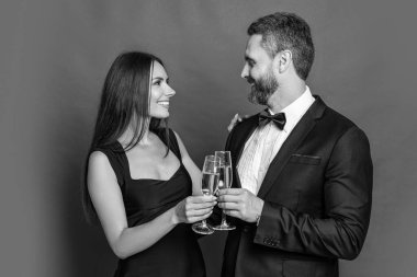 Sevgililer Günü. Yıldönümünü kutlayalım. Aşık çift nişanı kutluyor. Zarif çift kırmızıda izole edilmiş şampanya içer. Resmi olarak bir çift. Romantik randevu kutlamaları. Özel aşk randevusu.