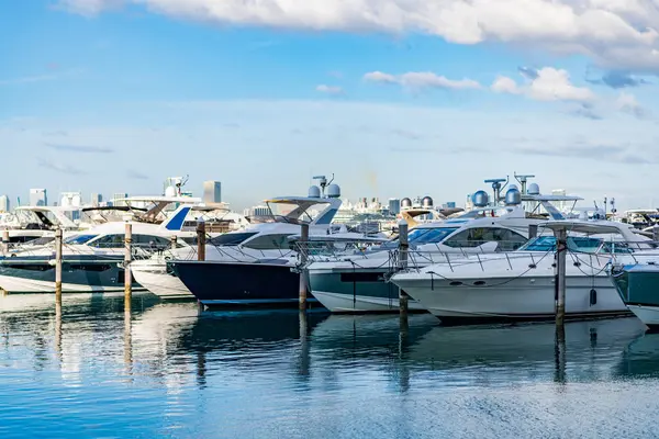 Yazın lüks bir yat gezisi. Miami plajına demir atmış bir yat. Marina lüks şehir manzarası. Limanda kiralık bir yat. Yat marinası. Lüks yat kiralama. Miami limanı marinası.
