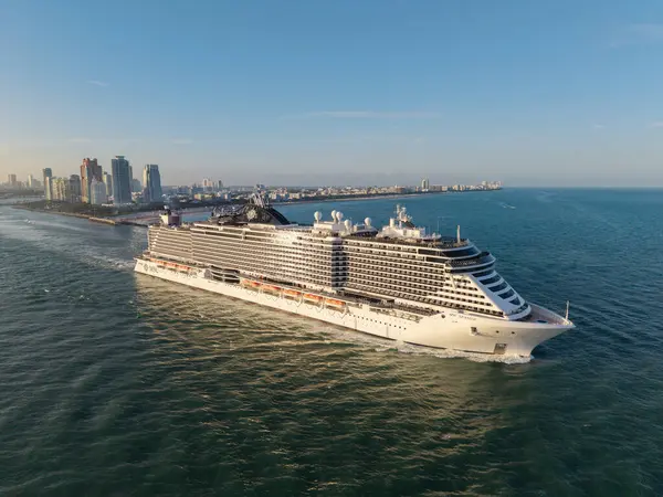 Miami, Florida, ABD - 02 Şubat 2025: MSC Sahil Seyahati. Yaz tatilinde gemi turu. MSC seyahatleri. Gemi turu ve deniz seyahati. Gemi Miami limanından ayrılıyor..