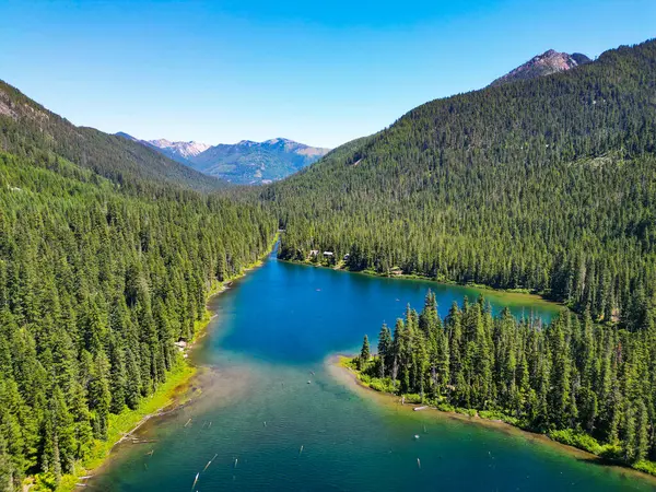 Washington 'daki Cooper Gölü. Cooper Gölü 'nün popüler doğa yürüyüşü. Cooper gölü ve dağ manzarası. Cooper Gölü 'nün dağ ve orman manzarası. Doğa manzarası. Yeşil tepeler.