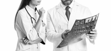 Doktor, nükleer ilaçların röntgenine bakın. Beyazlar üzerinde izole edilmiş beyin taramasına bakın..