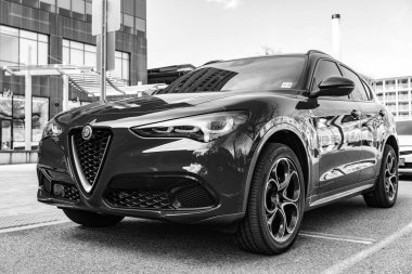 New York City, ABD - 31 Mart 2024 Alfa Romeo Stelvio Veloce Lüks kırmızı araba park edilmiş, köşe manzaralı.