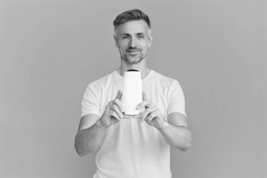 Tıraş losyonu teklif et. Erkekler için kozmetik ürünleri sunuyorum. Tıraş losyonu. Markasız malı olan adam. Saç bakımı ve cilt bakımı. Traş losyonu kozmetik ürünleri. Kepeğe karşı saç jölesi. Saçını koru..