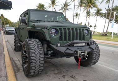 Miami, Florida, ABD - 07 Aralık 2024 Jeep Wrangler 'ın lüks SUV arabası. Jeep Wrangler 'ın arabası yolda. Jeep Wrangler, köşe manzaralı. Jeep Wrangler SUV arabası.