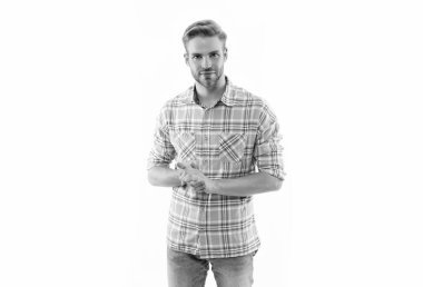 Moda erkek tarzı. Normal erkek stili. Kafkasyalı sıradan bir adam. Kareli tişörtlü adam beyazda izole edilmiş. Şık saç stili olan şık bir adam. Çabasız cazibe.