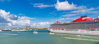 Miami, Florida, ABD - 03 Kasım 2024 Yaz Tatili Seyahati. Bakire Yolculukları. Seyahat acentesi. Gemi turu ve deniz seyahati. Gemi Miami sahil limanından ayrılıyor. Bakire Yolculukları Gemi Yolculuğu.