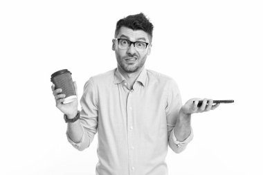 Telefonda konuştuktan sonra iş adamı. Telefon var. İletişim kurmak için telefonu kullanan bir adam. İletişim. İş adamı kahve molasında telefonu tutar. Patron akıllı telefon kullanıyor. İş görüşmesi. Cevapsız arama.