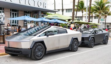 Miami, Florida, ABD - 06 Aralık 2024 Tesla Cybertruck elektrikli kamyonet vagonu. Tesla Cybertruck 'ın elektrikli arabası. Tesla Cybertruck 'ın arabası dışarıda park edilmiş. Tesla Cybertruck, köşe manzaralı..