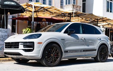 Miami, Florida, ABD - 06 Aralık 2024: 2025 Porsche Cayenne spor arazi aracı. Porsche Cayenne 'in lüks arabası. Porsche Cayenne 'in arabası dışarıda park edilmiş. Porsche Cayenne, köşe manzaralı..