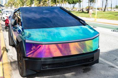 Miami, Florida, ABD - 08 Aralık 2024: Tesla Cybertruck 'ın elektrikli arabası. Tesla Cybertruck 'ın arabası dışarıda park edilmiş. Tesla Cybertruck, ön manzara. 2024 Tesla Cybertruck elektrikli kamyonet, araba akordu.