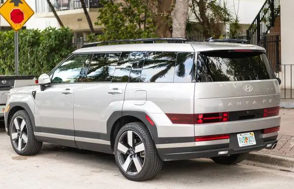 Miami, Florida, ABD - 08 Aralık 2024 Hyundai Santa Fe HEV Limited Cip. Hyundai Santa Fe HEV tipi bir araba. Hyundai 'nin arabası dışarıda park edilmiş. Hyundai Santa Fe, köşe manzaralı.