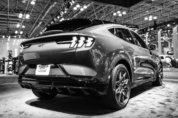 New York City, ABD - 27 Mart 2024 Ford Mustang Mach-E GT elektrikli otomobil New York Uluslararası Otomobil Fuarı 'nda, nadir görülen manzara.