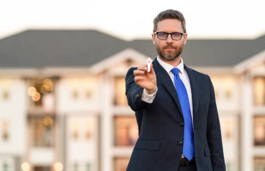 Yatırım amaçlı ev alan bir adam. Emlak sigortası hizmetleri. Sahibi. Amerikalı yerleşim ajanı. Emlakçı mülk satıyor. Banliyödeki emlakçı anahtarı, kopyalama alanı.