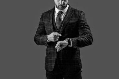 Dakik adam gri zamanı kontrol ediyor. İş için son gün. İş hayatına geç kalan bir iş adamı. Zaman yönetimi. Dakik adam vardiya saatini geç kontrol ediyor. Nöbetçi bir iş adamı. Klasik Aksesuar.