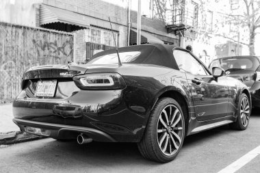 New York City, ABD - 23 Nisan 2020 Fiat 124 Spider üstü açık araba, nadir manzara.