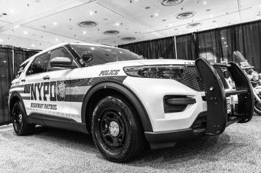 New York City, ABD - 27 Mart 2024: Ford Interceptor polis arabası New York Uluslararası Otomobil Fuarı, alçak görüş.