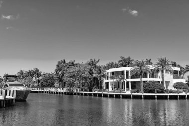 Florida 'daki körfeze git. Tropikal bir evde yaz tatili. Yat iskelesi olan lüks bir yazlık villa. Yaz cennetinde tatil. Yazın lüks bir ev. Seyahat.