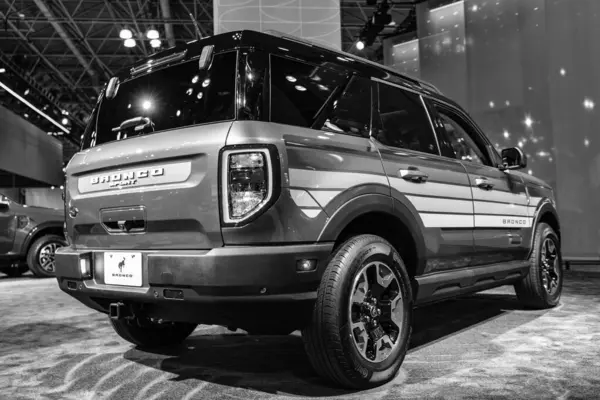 New York City, ABD - 27 Mart 2024 Ford Bronco Spor Serbest Tekerlekli Araç Lüks Araba New York Uluslararası Otomobil Fuarı 'nda nadir görülen manzara.