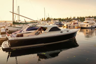 Yaz tekne tatili. Tekne gezisi. Yazın yat tatili. Marina körfezi. Deniz marinasında lüks bir karavan yatı. Tekne limanında yat. En iyi yaz tatili için özel lüks yat. Liman Marinası.