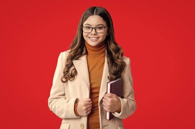 Üniversite öğrencileri için eğitim. Sonbahar siperlerindeki genç kız kırmızıda izole edilmiş. Sonbahar ders çalışma zamanıdır. Eğitim ve bilgi. Okul eğitimi. Okula dönelim. Sonbahar kızı okul ödevini yapıyor..