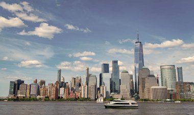 New York, Birleşik Devletler. New York Manhattan 'ın ufuk çizgisi finans bölgesi. Manhattan güzel silueti, New York, Birleşik Devletler. Manhattan 'ın ortasındaki New York şehrinin gökyüzü manzarası. ABD NYC 'de. Amerikan en büyük şehri.
