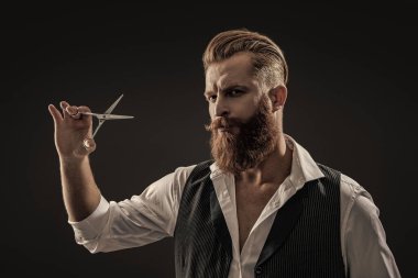 Berber dükkanındaki kuaför siyahtan soyutlanmış. Makas kullanan berber. Kaba kuaför saç kesiyor. Berber dükkanında çalışan bir kuaför. Berber dükkanı. Kızıl sakallı adam. Usta berber..