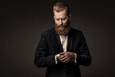 Dakik adam, nöbete geç kalma zamanını kontrol ediyor. Zarif saat aksesuarı. Dakik adam gri üzerinde izole zamanı kontrol ediyor. Erkek aksesuarı. Papyonlu beyefendi toplantıya geç kaldı. Boşluğu kopyala.