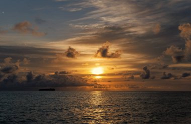 Gün batımında dramatik deniz manzarası. Deniz manzarasında romantik bir yaz tatili. Dramatik gün doğumu. Deniz gündoğumu yaz plajı. Yaz tatilinde gün batımı deniz manzarası. Deniz kıyısında gün doğumu. Okyanusun üzerinde gün batımı