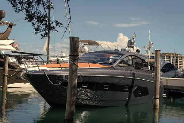Florida, South Beach marinasında yaz tatili için Miami sahiline demir atmış özel lüks bir tekne..