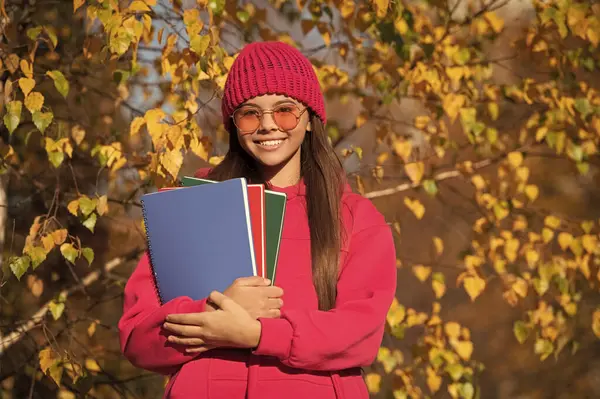 Eylül 'ün 1' inde, Eylül 'de sonbahar doğası. Sonbaharda liseli kız ders çalışıyor. Modern okulda eğitim. Sonbahar stili, okula giden genç bir kız. Bilgi ve eğitim. Pratik bilgi.