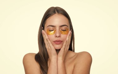 Doğal güzellik. Sağlıklı cilt kozmetolojisi. Sorunlu cilt. Kadın göz bandı. Yüz maskesi. Kore güzellik kozmetik ürünleri. Vitamin kolajen bandı. Yamalı bir kadının güzellik kozmetolojisi. Siyah halkalarla savaş.