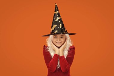 Cadılar Bayramı kostümlü cadı kız turuncu üzerine izole edilmiş. Şeker mi şaka mı? Cadılar Bayramı kostüm partisi kutlaması. Tüm Cadılar Bayramı cadıları. Cadılar Bayramı cadı kostümlü kız. Mutlu Cadılar Bayramı. Geniş kenarlı.
