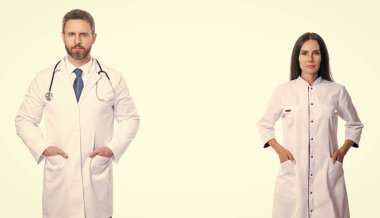 Tıp doktoru ekibi. Hastanedeki sağlık ve sağlık çalışanları beyazları izole etti. İki doktor tıp hizmetini temsil ediyor. Sağlık sigortası. Sağlık ve ilaç. Boşluğu kopyala.