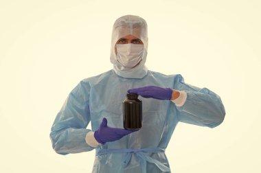 Şifacı adam ilaçlarını sakladı. Haplı ya da vitaminli doktor. İlaç ve sağlık. Tıp doktoru izole edildi. Multivitamin ve vitamin. İlaç teklif et. Acıyı dindirmek için ilaç. Tıbbi tedavi.