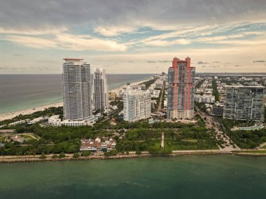 Miami güney plajının şehir manzarası. Miami şehir merkezinde modern gökdelenleri olan Florida. Havadan gökdelen manzarası. Miami Plajı 'ndaki gökdelenli şehir manzarası. Skyline marina havacılık şehir manzarası.
