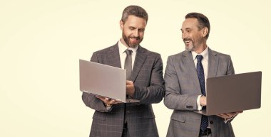 İş çevrimiçi. Serbest çalışan adamlar dizüstü bilgisayarda çalışıyor. Dizüstü bilgisayarlı takım elbiseli işadamları beyaza izole edilmiş. Uzaktan kumanda. İşadamları e-postayı kontrol ediyor. İşadamları serbest çalışıyor. Boşluk afişini kopyala.