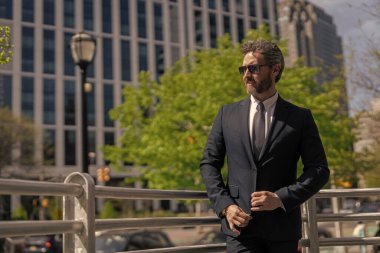 Finansal başarı. İş adamı dışarı çıktı. Şehir sokaklarında çalışan bir iş adamı. Profesyonel CEO. Takım elbiseli bir iş adamı. Zengin adam kostümü ofise yürür. Üst düzey yönetici. Şehrin kendine güveni tam patronu. Boşluğu kopyala.