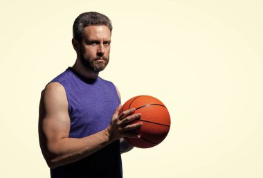 Profesyonel basketbolcu eğitimi, izole edilmiş beyaz. Kaslı adamın spor motivasyonu var. Spor ve hobi. Basketbolcu adam profesyonel oynuyor. Sahada basketbol topu olan bir adam. Oyun öncesi ısınma.