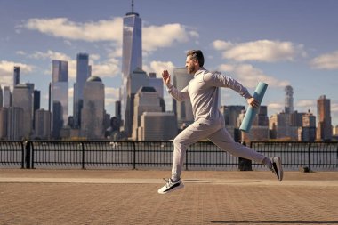 New York 'ta sabah sporu koşucusu. Spor antrenmanında koşan koşucu. Sporcu koşucu ya da koşucu. Spor takım elbiseli bir adam koşu yapıyor. Manhattan 'da koşan adam. Fiziksel uygunluk.