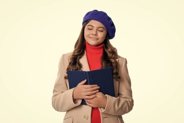 Eğitim ve bilgi. Okul okuma eğitimi. Okula dönelim. Sonbahar kızı okul kitabını okudu. Üniversite öğrencileri için eğitim. Genç kız kitap okuyor. Sonbahar ders çalışma zamanıdır. Okuma alışkanlıkları.