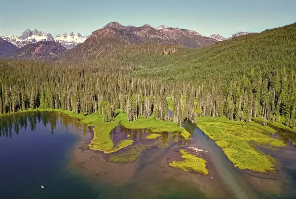 Cooper Gölü Dağı 'nın manzarası. Doğa manzarası. Washington Cascade Dağları 'ndaki Cooper Gölü. Cooper Gölü 'nün popüler doğa yürüyüşü. Cooper gölü ve dağ manzarası. Manzaralı geri çekilme.