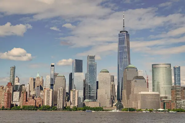 New York finans bölgesi manzarası Paulus Hook İskelesi Jersey City, New Jersey, ABD. Manhattan, New York, New York, New York, Skyline. New York 'taki Lower Manhattan ve One World Trade Center, New Jersey Panoramic view on Manhattan