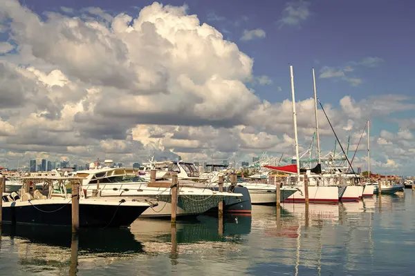Miami sahilinde lüks bir yat. Miami Beach, Florida 'daki Marina' da. Lüks Güney Sahili marinası. Miami şehir limanında etkileyici bir yat teknesi var. Lauderdale Kanalı 'na demirlemiş lüks bir yat. Yat konforu.