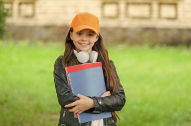 1 Eylül. Bilgi ve eğitim. Eylül 'de bilgi günü. Şapkalı kız okul ödevini tutuyor. Okula dönelim. Dışarıda ödevleri olan genç bir kız. Eylül okul zamanıdır. Zeki bir genç..