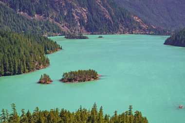 Dağ manzaralı Diablo gölü. Dağ tepesi ve Diablo gölü manzarası. Doğa manzarası. Kuzey Cascades Ulusal Parkı 'ndaki Diablo Gölü. Diablo Gölü 'nün manzarası.