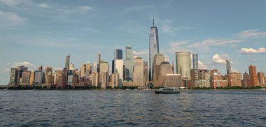 New York 'ta gemi turu. New York Manhattan 'ın silueti Hudson Nehri yolcu gemisiyle geziyor. New York gemi seyahati