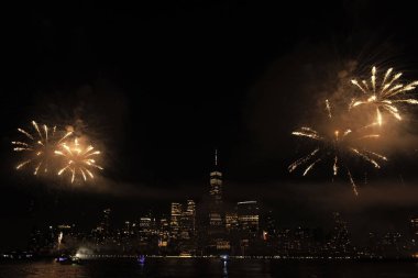 New York Manhattan havai fişekleri arifesinde. Manhattan 'da havai fişekler. New York 4 Temmuz Havai fişekleri. Flashing Fireworks ile New York City Skyline Manhattan. Bağımsızlık Günü
