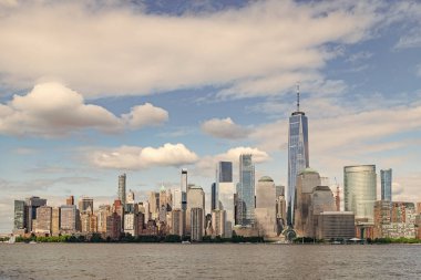 New York City 'nin ufuk çizgisi, ABD. NYC simgeleri. Günbatımında New York şehrinin gökdeleni ve gökdeleninin muhteşem manzarası. Manhattan 'ın güzel manzarası.