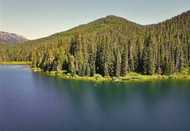 Cooper Gölü Dağı 'nın manzarası. Doğa manzarası. Washington Cascade Dağları 'ndaki Cooper Gölü. Cooper Gölü 'nün popüler doğa yürüyüşü. Cooper gölü ve dağ manzarası. Manzaralı manzaralar.
